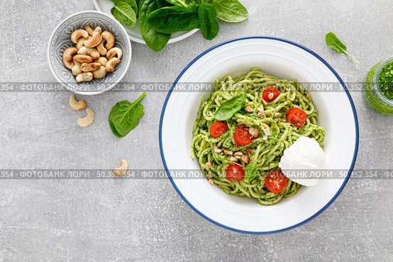 Pasta with spinach pesto, cashew nuts and soft cream cheese. Top view. Стоковое фото, агентство Ingram Publishing / Фотобанк Лори