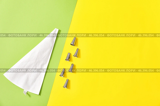 Pastry bag and different tips on color background. Стоковое фото, фотограф Pixel_shot / Фотобанк Лори