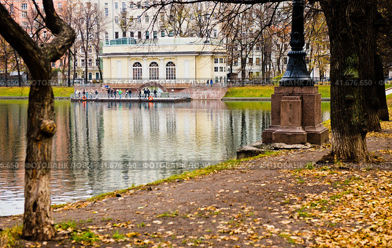 Патриаршие пруды поздней осенью. Москва. Россия (2023 год). Редакционное фото, фотограф E. O. / Фотобанк Лори