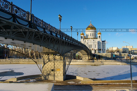 Патриарший мост и храм Христа Спасителя. Вид с набережной Москвы-реки. Стоковое фото, фотограф ZitsArt / Фотобанк Лори