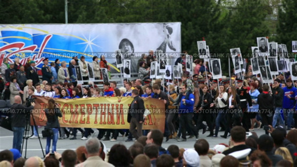 Патриотическая акция «Бессмертный полк». Парад 9 мая 2013 в Омске. Редакционное видео, видеограф Юлия Машкова / Фотобанк Лори
