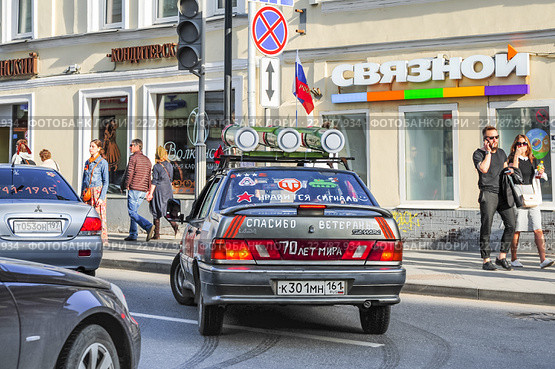 Патриотичный ВАЗ-2115 Lada Samara в день Победы на улице Маросейке в Москве (2015 год). Редакционное фото, фотограф Алёшина Оксана / Фотобанк Лори