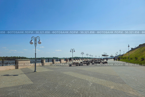 Paved embankment in Barnaul. Nagorny park. Редакционное фото, фотограф Саблин Станислав / Фотобанк Лори