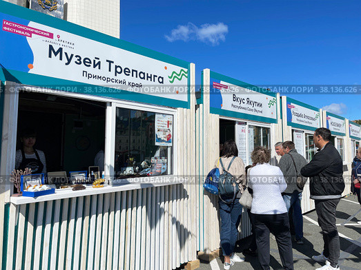 Павильон музея трепанга на Гастрономическом фестивале уличной еды "От Арктики до Дальнего Востока". Россия, город Владивосток (2022 год). Редакционное фото, фотограф Овчинникова Ирина / Фотобанк Лори