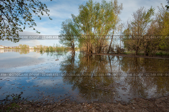 Паводок на реке Ахтуба у Среднеахтубинского моста. Стоковое фото, фотограф Матвей Солодовников / Фотобанк Лори