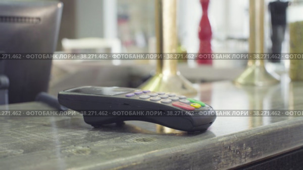 PayPass. Contactless payment with NFC chip module. Стоковое видео, видеограф Chudakov_Ivan / Фотобанк Лори
