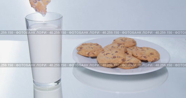 Печенье макают в молоко. Стоковое видео, видеограф Семён Прудий / Фотобанк Лори