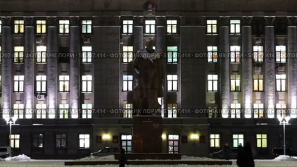 pedestrians cars architecture monuments in the evening winter city Kirov in Russia. Стоковое видео, видеограф Алексей Сергеев / Фотобанк Лори