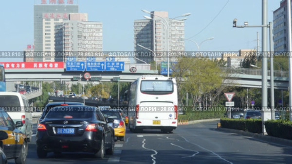 Пекин. Движение на улицах. Beijing. Traffic during the day. Streets of the city. (2018 год). Стоковое видео, видеограф Евгений Романов / Фотобанк Лори
