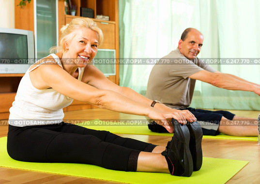 Pensioners doing exercises indoor. Стоковое фото, фотограф Яков Филимонов / Фотобанк Лори