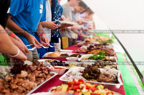 people grabbing food in a Catering line. Стоковое фото, агентство Ingram Publishing / Фотобанк Лори