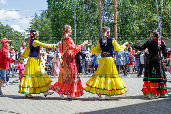 People hold hands, dancing in a circle. The annual national holiday of the Tatars and Bashkirs Sabantuy in the city park. (2019 год). Редакционное фото, фотограф Ирина Кононова / Фотобанк Лори