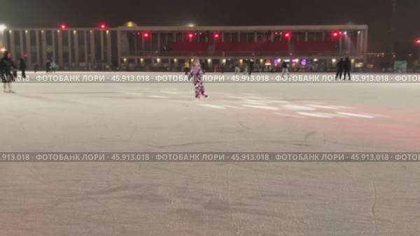 People ride on the ice rink in the evening. Skating, sports, outdoor activities, Russia, Moscow, 2025. Редакционное видео, видеограф Терехова Марина / Фотобанк Лори