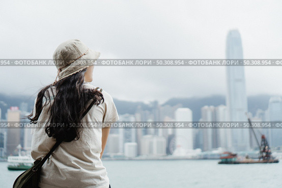 people sitting alone at the view of Hong Kong. Стоковое фото, агентство Ingram Publishing / Фотобанк Лори