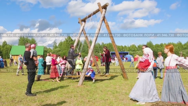 People swing on swings at the ethnic festival "Slavic Coast" (2022 год). Редакционное видео, видеограф FotograFF / Фотобанк Лори