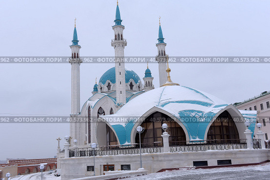 People under the Qol Sharif mosque in Kazan Kremlin. It was built in 1996-2005 in memory of the legendary 16th century mosque (2018 год). Редакционное фото, фотограф Анна Кривицкая / Фотобанк Лори
