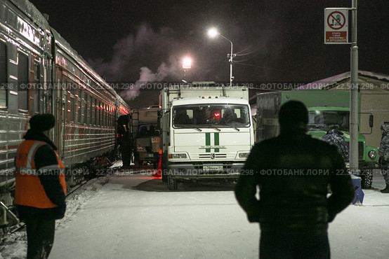 Переброска заключенных с поезда в автозаки (2015 год). Редакционное фото, фотограф Михаил Трибой / Фотобанк Лори
