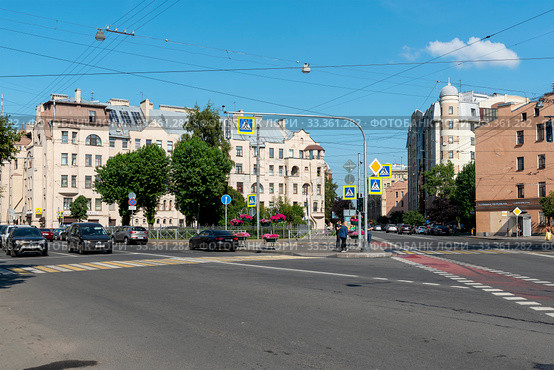 Перекресток Чкаловского и Левашовского проспекта. Доходный дом Б. Я. Купермана - Доходный дом А. Л. Лишневского. Санкт-Петербург (2019 год). Редакционное фото, фотограф Александр Щепин / Фотобанк Лори