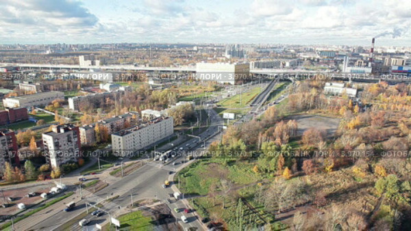 Перекресток проспекта Обуховской обороны и рыбацкого проспекта в районе кольцевой автодороги, Санкт-Петербург (2012 год). Стоковое видео, видеограф Кекяляйнен Андрей / Фотобанк Лори