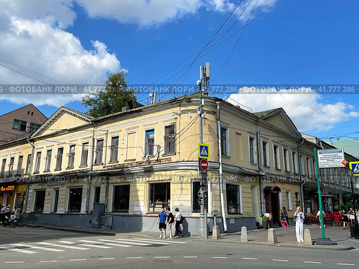 Пересечение Большого Спасоглинищевского переулка и улицы Забелина в историческом центре Москвы. Дом А.И. Алабова, 18 век. Редакционное фото, фотограф Овчинникова Ирина / Фотобанк Лори