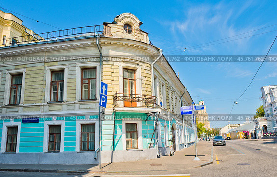 Пересечение Трубниковского переулка и Поварской улицы. Солнечное летнее утро. Москва (2024 год). Редакционное фото, фотограф E. O. / Фотобанк Лори