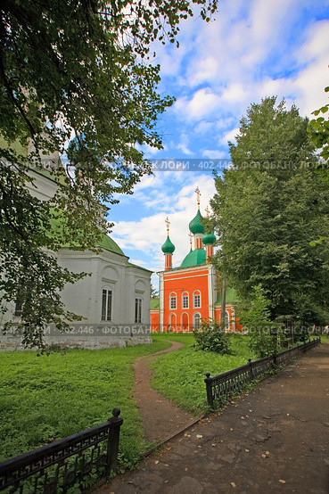 Переславль-Залесский. Вид на церковь Александра Невского (2008 год). Редакционное фото, фотограф Валерий Ситников / Фотобанк Лори