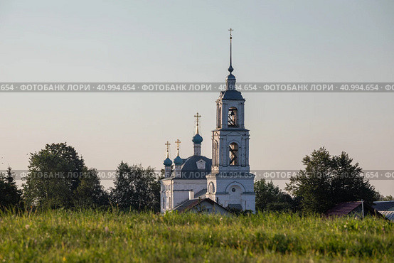 Переславль-Залесский, Ярославская область. Вид на храм Рождества Пресвятой Богородицы в селе Городище. Раннее летнее утро (2023 год). Стоковое фото, фотограф Наталья Николаева / Фотобанк Лори