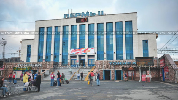 Perm, Russia - August 1, 2021: Perm II railway station. Редакционное видео, видеограф Mikhail Davidovich / Фотобанк Лори