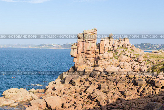 Перрос-Гирек (Perros-Guirec), Франция. Туристы осматривают Берег розового гранита (Côte de granit rose or Pink Granite Coast) (2017 год). Редакционное фото, фотограф Rokhin Valery / Фотобанк Лори