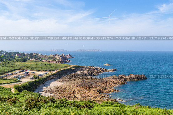 Перрос-Гирек (Perros-Guirec), Франция. Живописный вид побережья в хорошую погоду (2017 год). Редакционное фото, фотограф Rokhin Valery / Фотобанк Лори