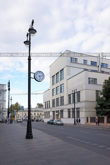 Первая советская АТС Москвы, сейчас офис МГТС на улице Большая Ордынка в центре Москвы. Солнечный летний вечер. (2022 год). Редакционное фото, фотограф Александр Кузнецов / Фотобанк Лори