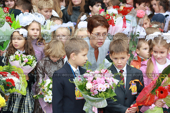 Первая учительница и первоклассники (2010 год). Редакционное фото, фотограф Оксана Лычева / Фотобанк Лори
