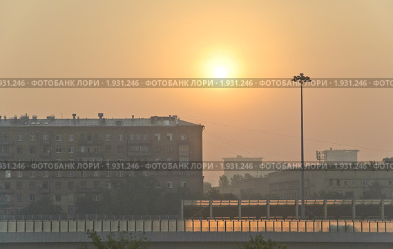 Первое задымленное утро в Москве. . (2010 год). Стоковое фото, фотограф Алёшина Оксана / Фотобанк Лори