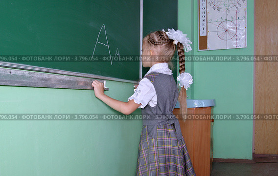 Первоклассница у доски. Стоковое фото, фотограф Илюхина Наталья / Фотобанк Лори