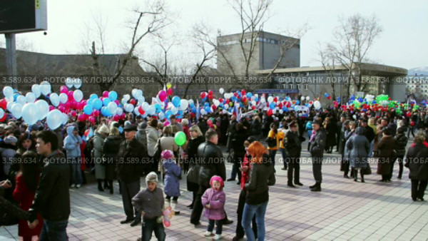 Первомайская демонстрация профсоюзов в Чите. Колонна Единой России с шариками (2012 год). Редакционное видео, видеограф Евгений / Фотобанк Лори