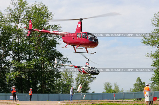 Первые московские вертолетные гонки. Вертолеты Robinson R44 (бортовые RA-04277, RA-04235) на развозке грузов (2013 год). Редакционное фото, фотограф Alexei Tavix / Фотобанк Лори