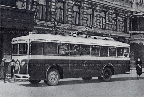 Первый московский троллейбус. Троллейбусное сообщение в Москве открылось 15 ноября 1933 года и начало постепенно замещать трамвайное. Первые линии проходили в северо-западной части города. 1933 год. Редакционное фото, фотограф Сергей Елизарьев / Фотобанк Лори