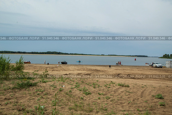 Песчаный пляж на берегу реки. Редакционное фото, фотограф Сергей Булдыгеров / Фотобанк Лори