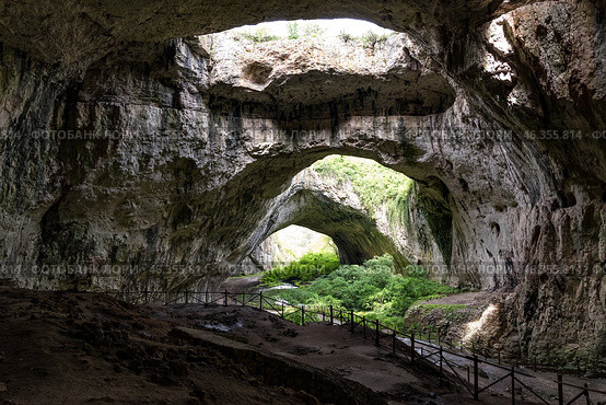 Пещера Деветашка (Holes Devetashka Cave)- это большая карстовая пещера, расположенная примерно в 7 км к востоку от Лестницы и в 15 км к северо-востоку от Ловеча, недалеко от деревни Деветаки. Болгария. Стоковое фото, фотограф Дымов Игорь / Фотобанк Лори
