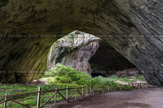 Пещера Деветашка  (Holes Devetashka Cave)- это большая карстовая пещера, расположенная примерно в 7 км к востоку от Лестницы и в 15 км к северо-востоку от Ловеча, недалеко от деревни Деветаки. Болгария. Стоковое фото, фотограф Дымов Игорь / Фотобанк Лори