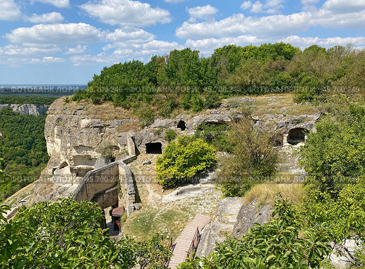 Пещерный город Чуфут-Кале, Бахчисарай, Крым (2023 год). Стоковое фото, фотограф Мария Кылосова / Фотобанк Лори