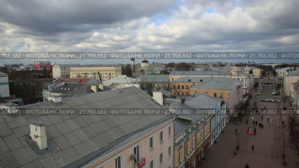 Пешеходная улица в центре провинциального города. Съемки с коптера. MOV. Редакционное видео, видеограф Евгений Ковалев / Фотобанк Лори