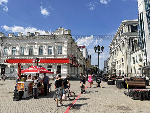 Пешеходная улица Вайнера в центре Екатеринбурга летом. Доходный дом купца Емельянова (2021 год). Редакционное фото, фотограф Овчинникова Ирина / Фотобанк Лори