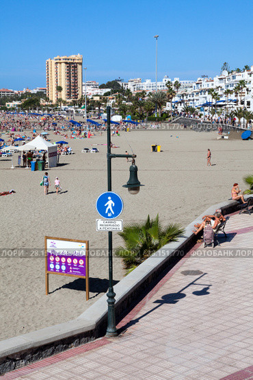 Пешеходная зона и пляж Playa de Las Vistas в городе Los Cristianos. Атлантический океан, остров Тенерифе, Канары, Испания (2016 год). Редакционное фото, фотограф Кекяляйнен Андрей / Фотобанк Лори