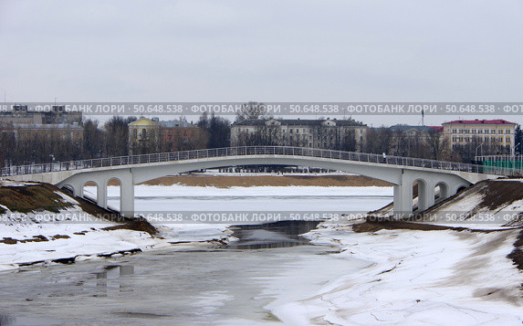 Пешеходный Монастырский мост в устье реки Тьмаки, город Тверь (2021 год). Редакционное фото, фотограф Алексей Иванов / Фотобанк Лори
