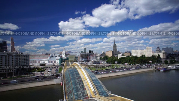 Пешеходный мост через Москву-реку. Видео с коптера. MTS. Редакционное видео, видеограф Евгений Ковалев / Фотобанк Лори