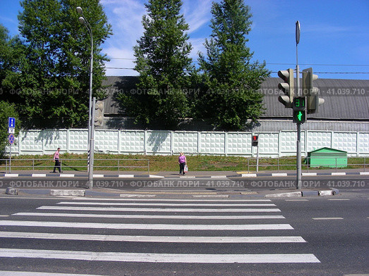 Пешеходный переход. Улица Обручева. Обручевский район. Город Москва (2014 год). Редакционное фото, фотограф lana1501 / Фотобанк Лори