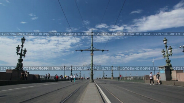 Пешеходы идут по Литейному мосту в Сантк-Петербурге летом (2011 год). Редакционное видео, видеограф Losevsky Pavel / Фотобанк Лори