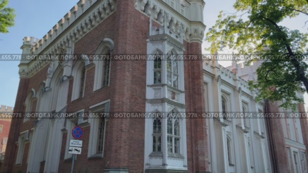 Петергоф, Россия - 08.07.2023. Конюшни Императорского дворца. Редакционное видео, видеограф Ekaterina Barashkova / Фотобанк Лори