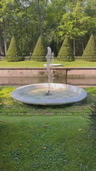 PETERGOF, SAINT PETERSBURG, RUSSIA- September 17, 2024: Vertical video of beautiful landscape of Lower park of Peterhof with Sea Canal, small fountain and green trees on summer sunny day. Редакционное видео, видеограф Виктория Катьянова / Фотобанк Лори